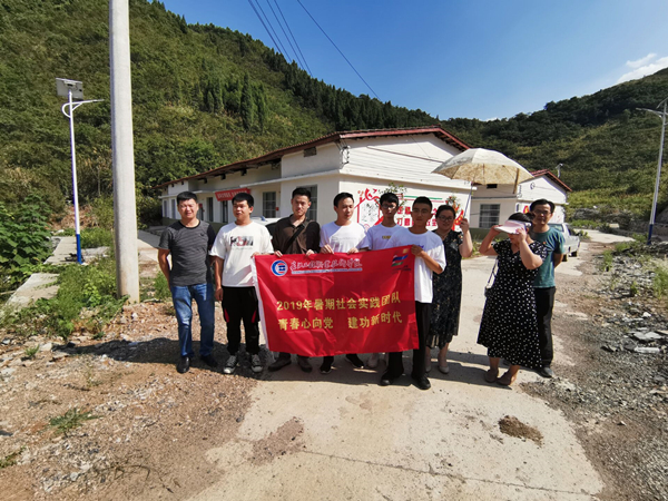 20190916898933.jpg 18全体成员在易地搬迁房旁留影_副本.jpg
